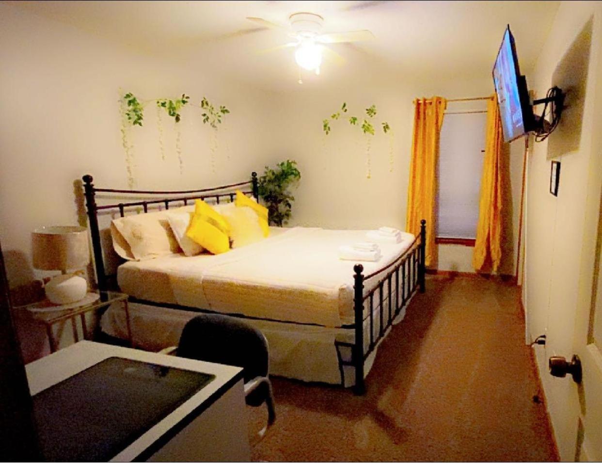 B1 Guest House Hope Mills Экстерьер фото